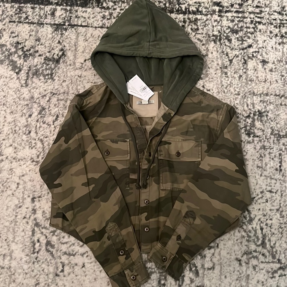 COPY - American Eagle XS cropped shacket shirt jacket camo army olive green hoo… - Picture 5 of 7